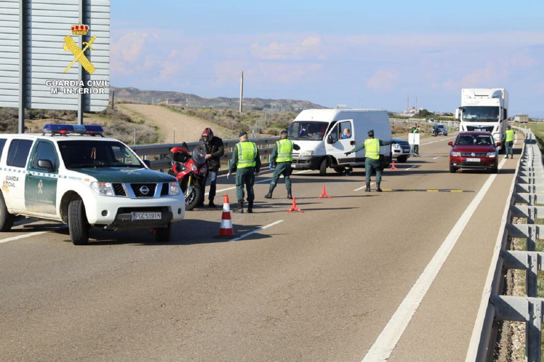 Imagen de archivo de un control de tráfico de la Guardia Civil durante el estado de alarma en carreteras aragonesas