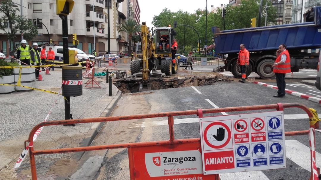 Imagen de los operarios trabajando en la zona del reventón en el cruce entre Paseo Sagasta y avenida Goya.