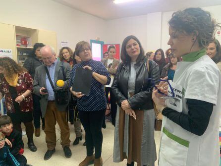 Una de las profesoras del centro interpreto a Marie Curie