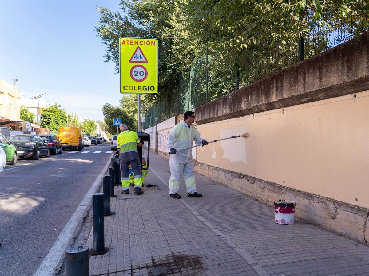 Trabajadores municipales anuncian acampada y encierros contra la externalización de limpieza en colegios
