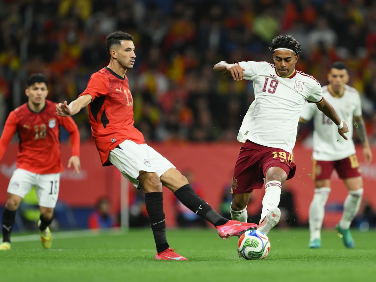 Cánticos de 'musulmán el que no bote' y pitos contra el himno de Egipto durante el partido de la Selección en Cornellá