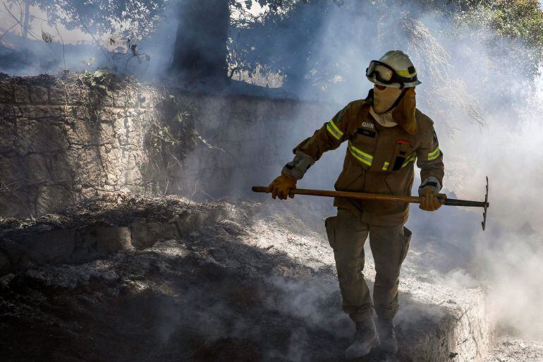 Bombero luchando contra el fuego.