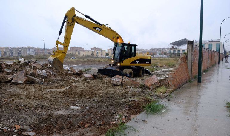 Demolición del muro de los terrenos de Repsol en calle Bodegueros