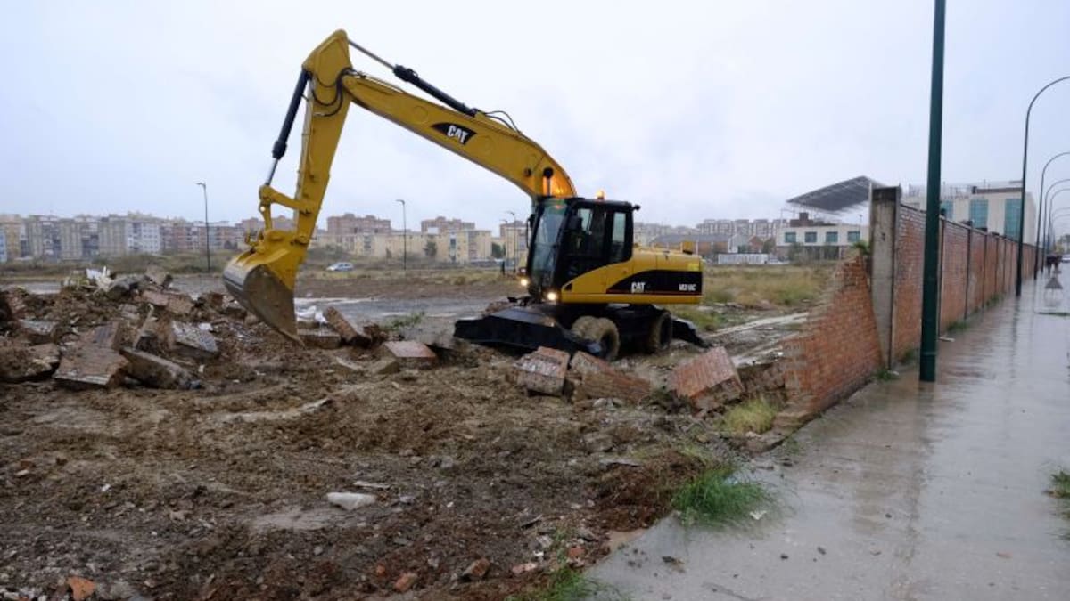 El Ayuntamiento demuele el muro de los terrenos de Repsol para evitar los asentamientos