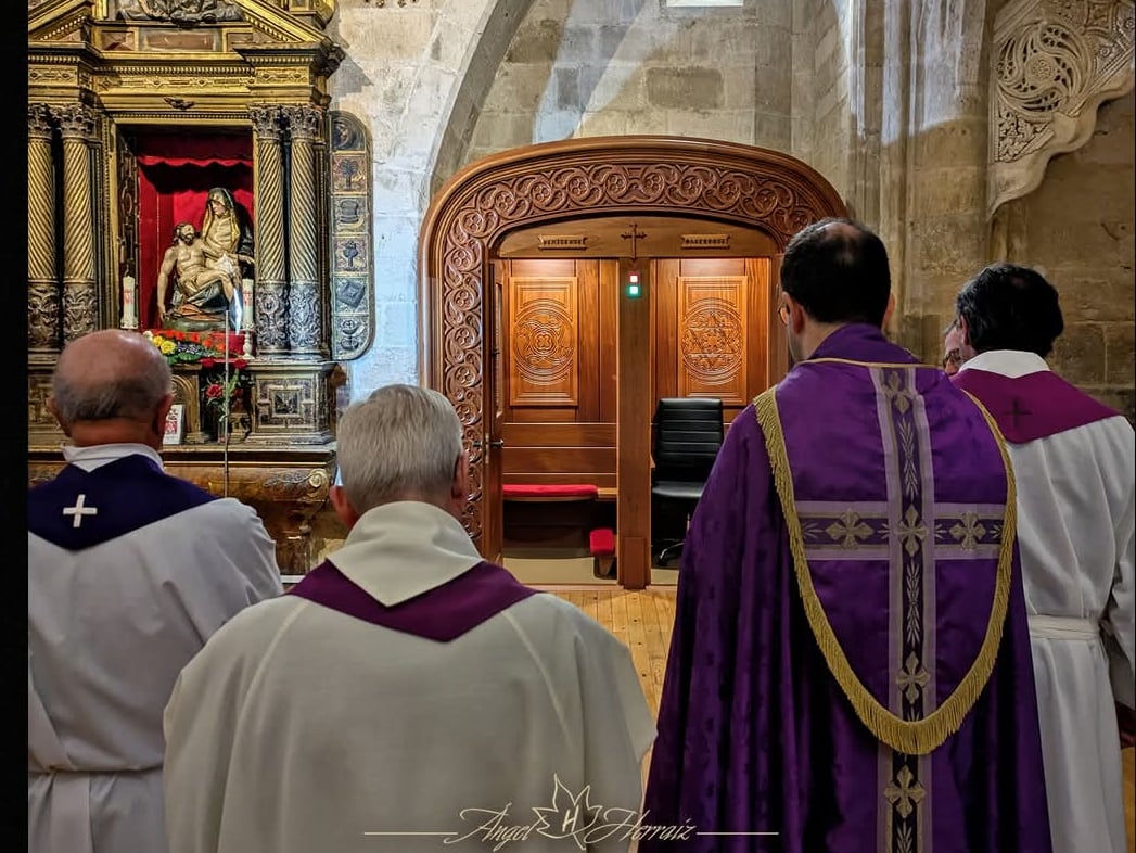 Bendición del confesionario realizado por ebanistería Ángel Pérez