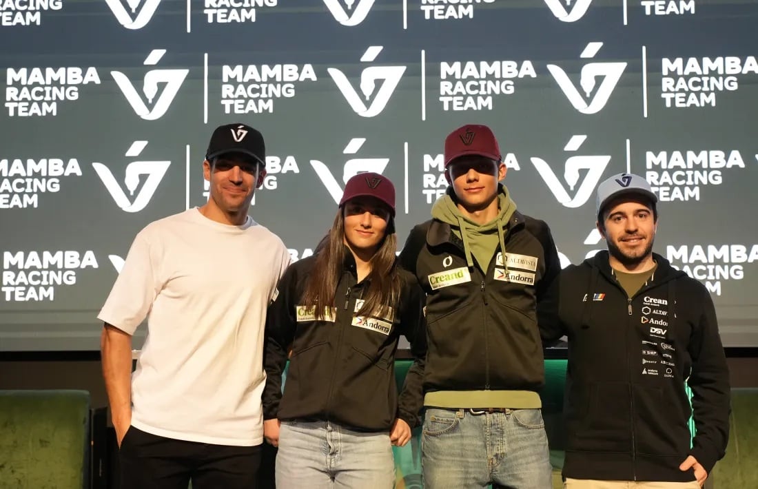Joan Verdú amb els joves que formaran el projecte Mamba Racing Team