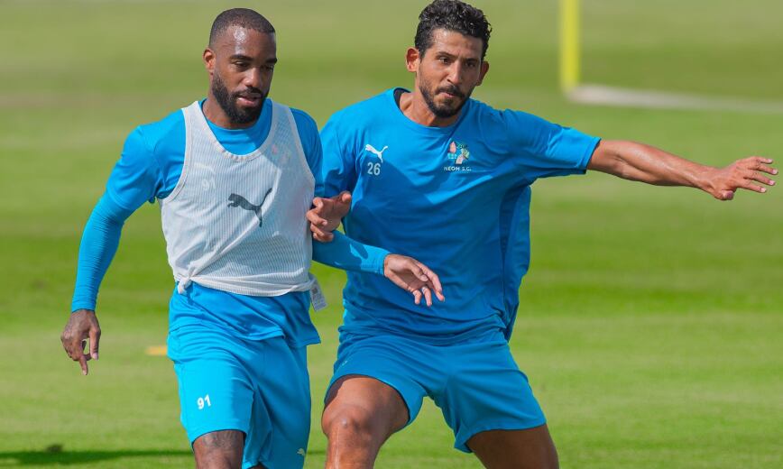 Alexandre Lacazette y Ahmed Hegazy, jugadores del Neon SC, en el stage de pretemporada de Pinatar Arena