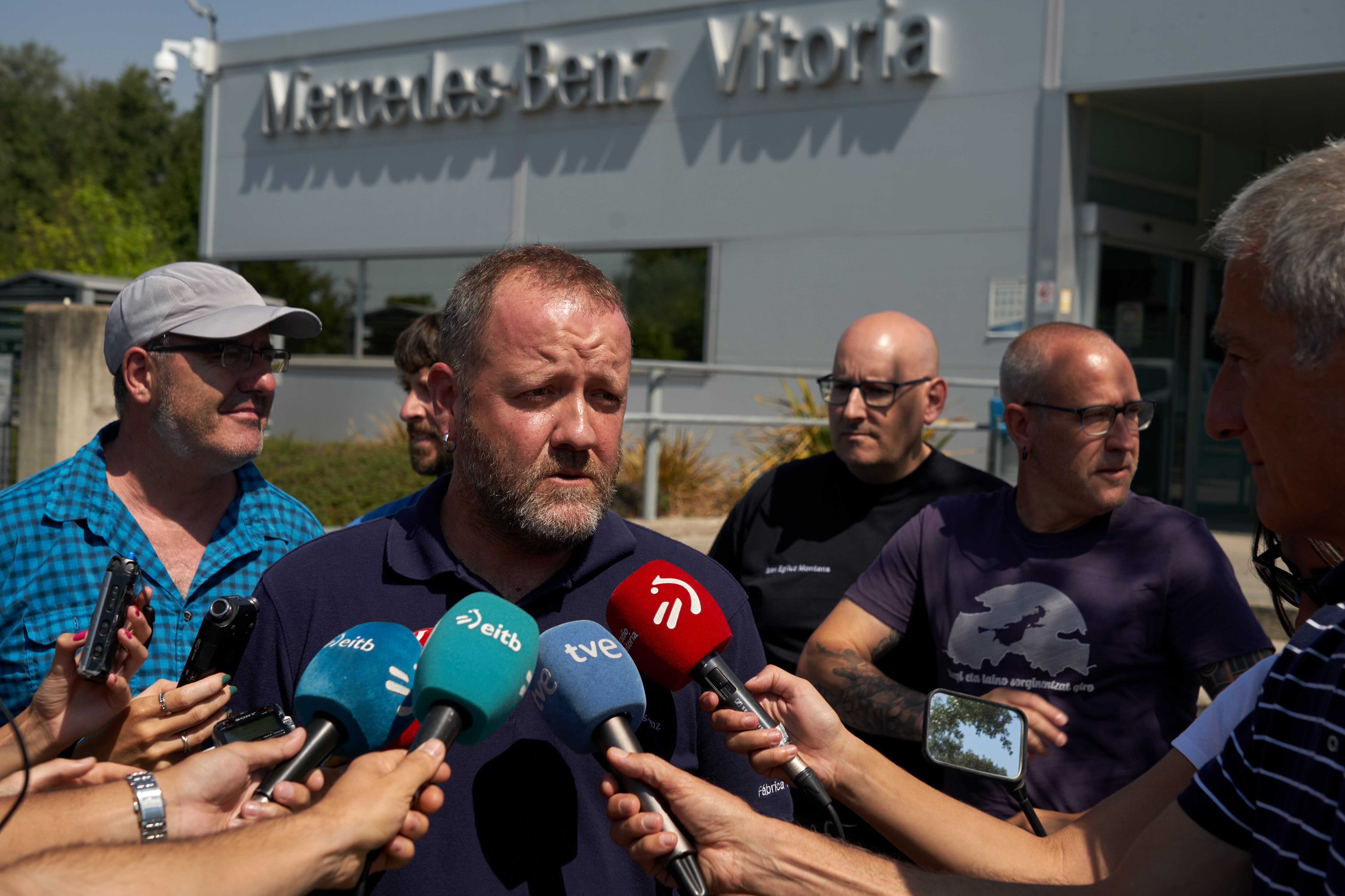 Igor Guevara (ELA), hace declaraciones en la entrada de la factoría de Vitoria tras el referéndum celebrado en la planta