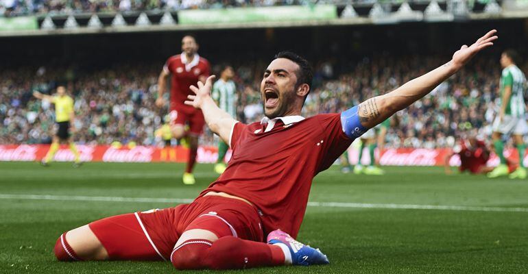 Vicente Iborra celebra su gol en el derbi andaluz