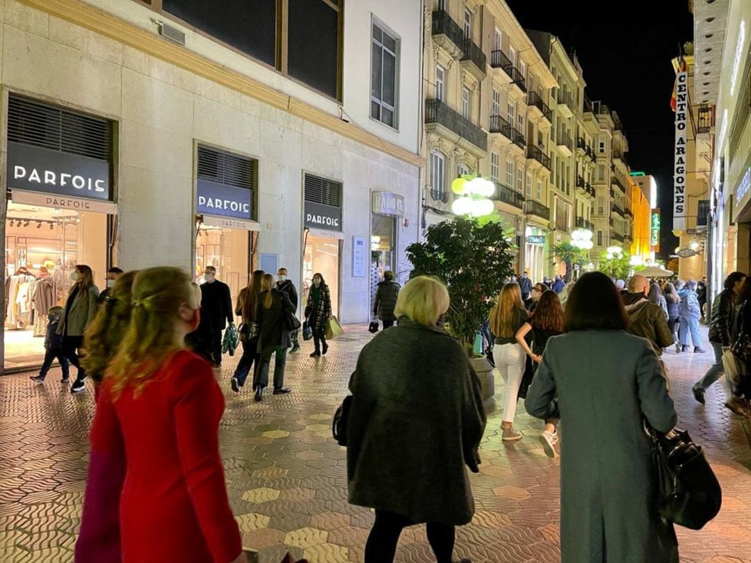 Decenas de personas llenan una de las principales calles comerciales de València.