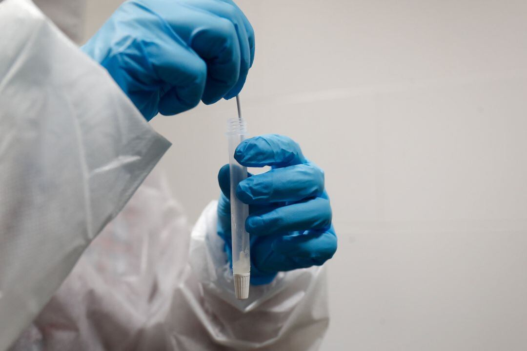 Un trabajadora sanitaria sostiene un test de antígenos preparado para trabajadores de hostelería en la sede de Makro, en Madrid (España), a 30 de marzo de 2021. La Comunidad de Madrid, en colaboración con la Fundación CEOE y la Confederación Empresarial d