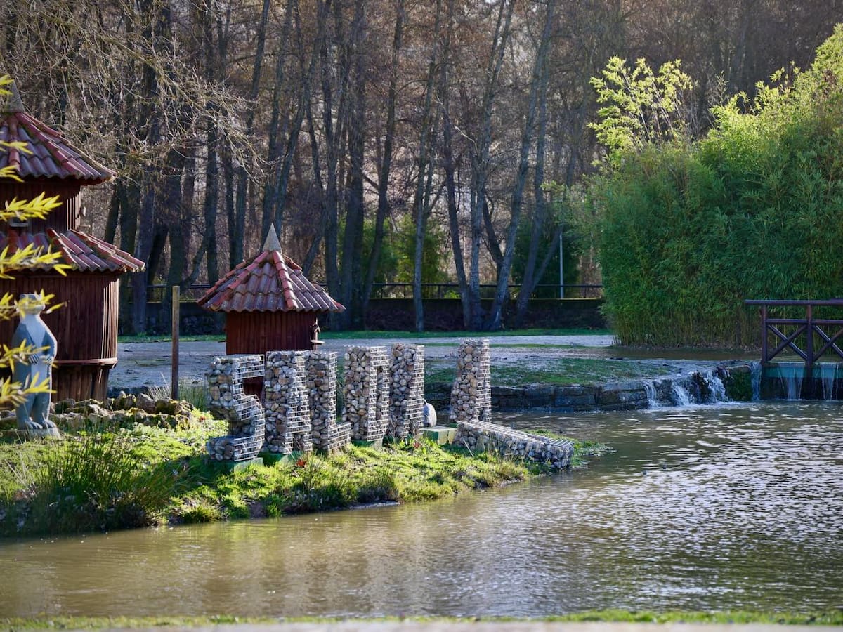 El río Carrión irrumpe en Saldaña y transforma el parque Javier Cortes en una laguna