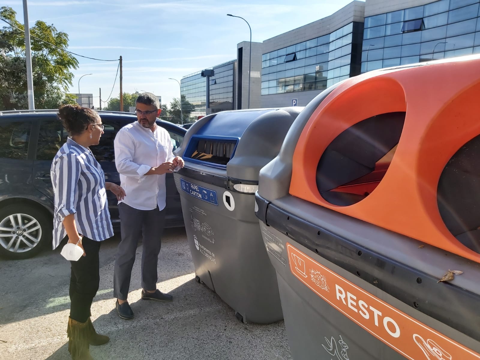 El vicealcalde de Alcobendas, Rafael Sánchez Acera y la concejala de Medio Ambiente, Cristina Martínez Concejo frente a uno de los nuevos contenedores de residuos de la ciudad