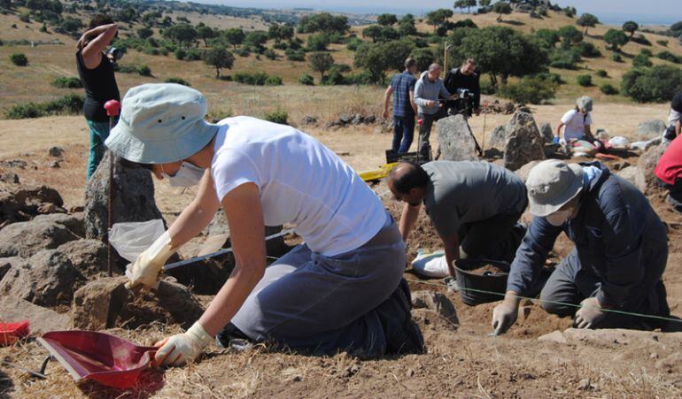 Cada verano un grupo de voluntarios vive la experiencia de desenterrar la historia de edades antiguas en este reconocido yacimiento madrileño