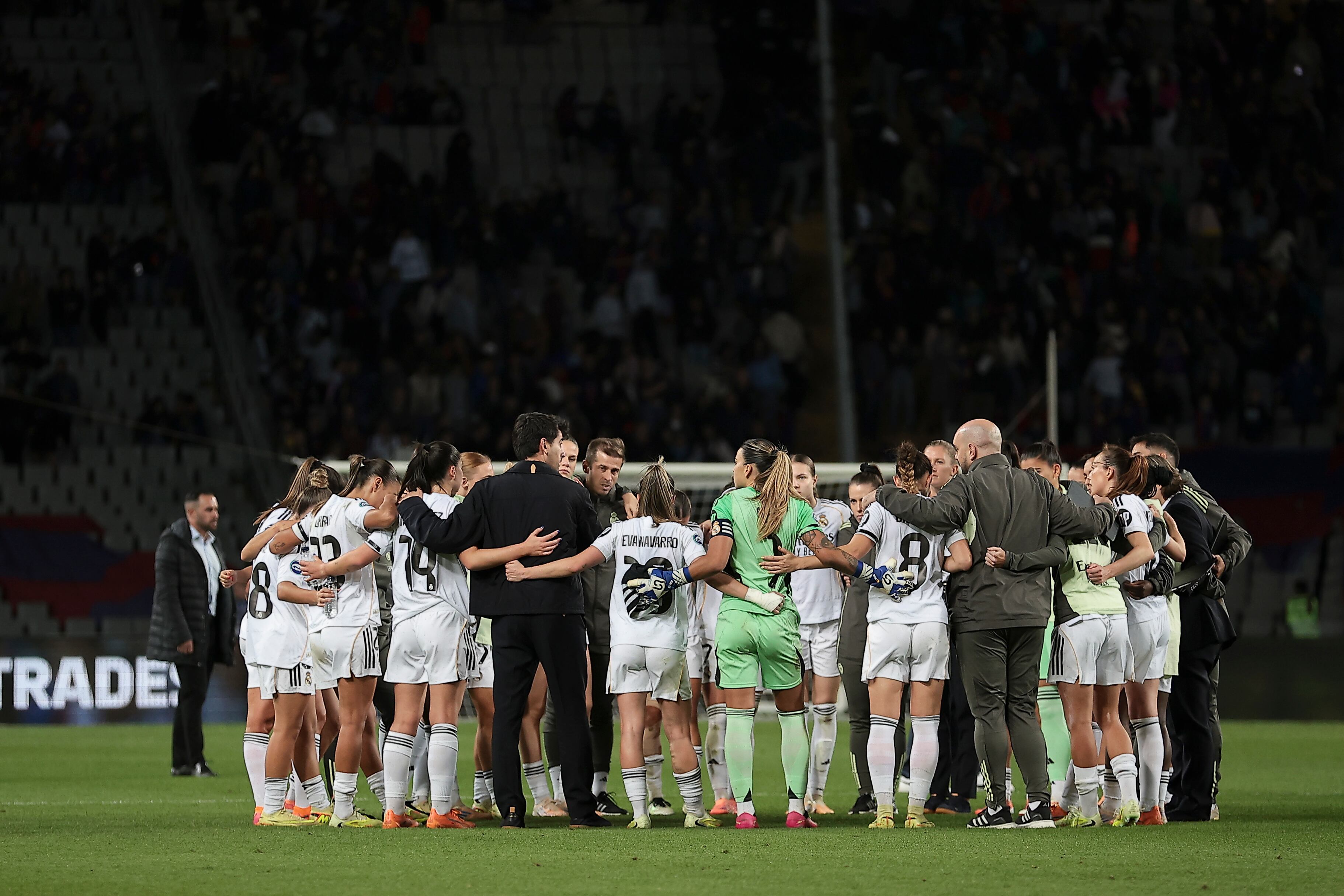 El Real Madrid femenino reunido después del partido. (Photo by Eric Alonso/Getty Images)