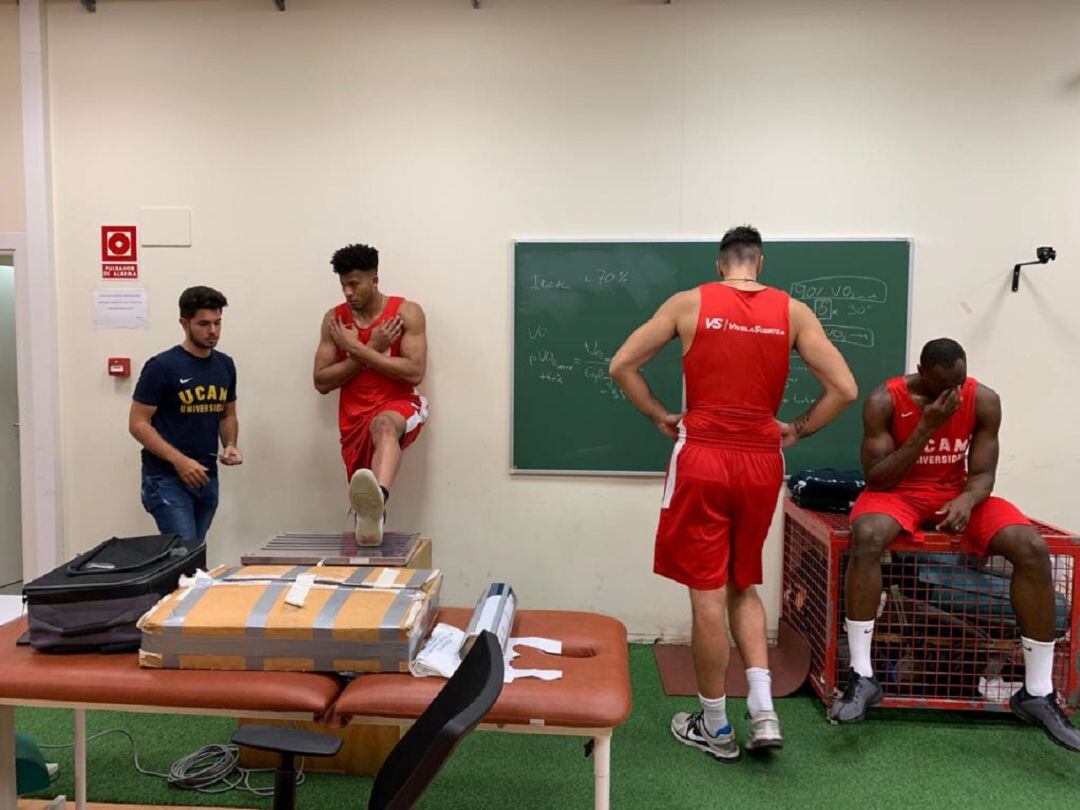 Varios jugadores del UCAM Murcia CB durante el segundo día de la pretemporada