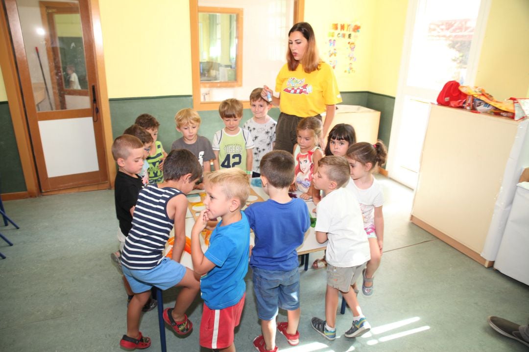 Varios niños atienden las explicaciones de una monitora en una imagen de archivo de una Fuenlicolonia.