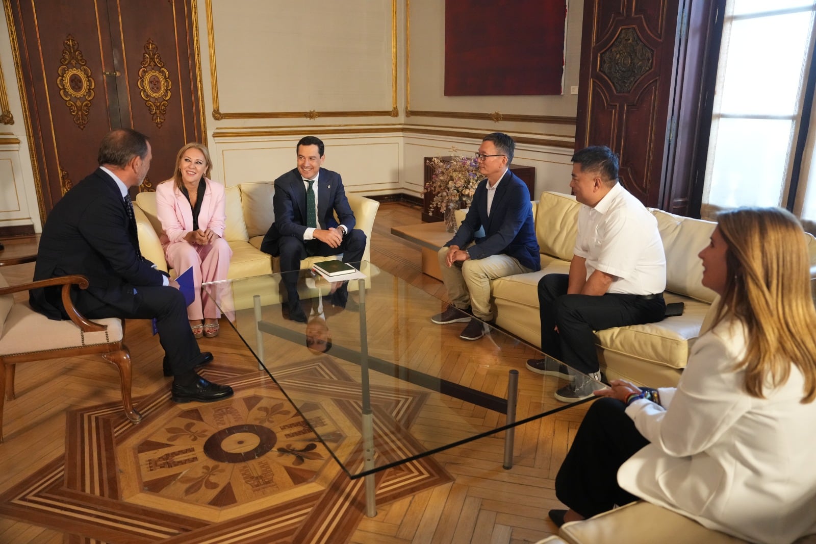 Reunión de Juanma Moreno con representantes de Coronet y la alcaldesa de Linares.