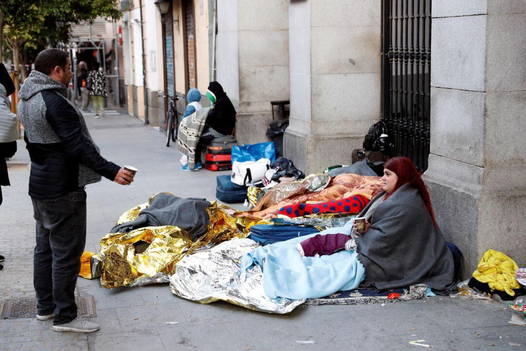 Cerca de un veintena de personas ha dormido esta noche a las puertas del Samur Social de Madrid