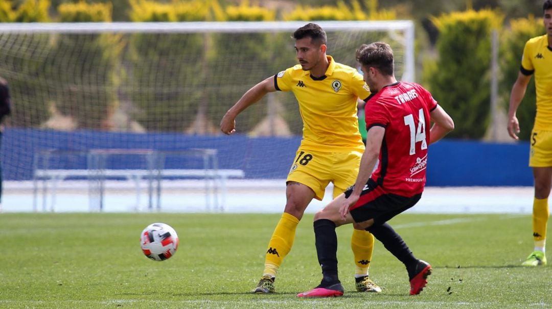 Armando controla el balón ante Tabares