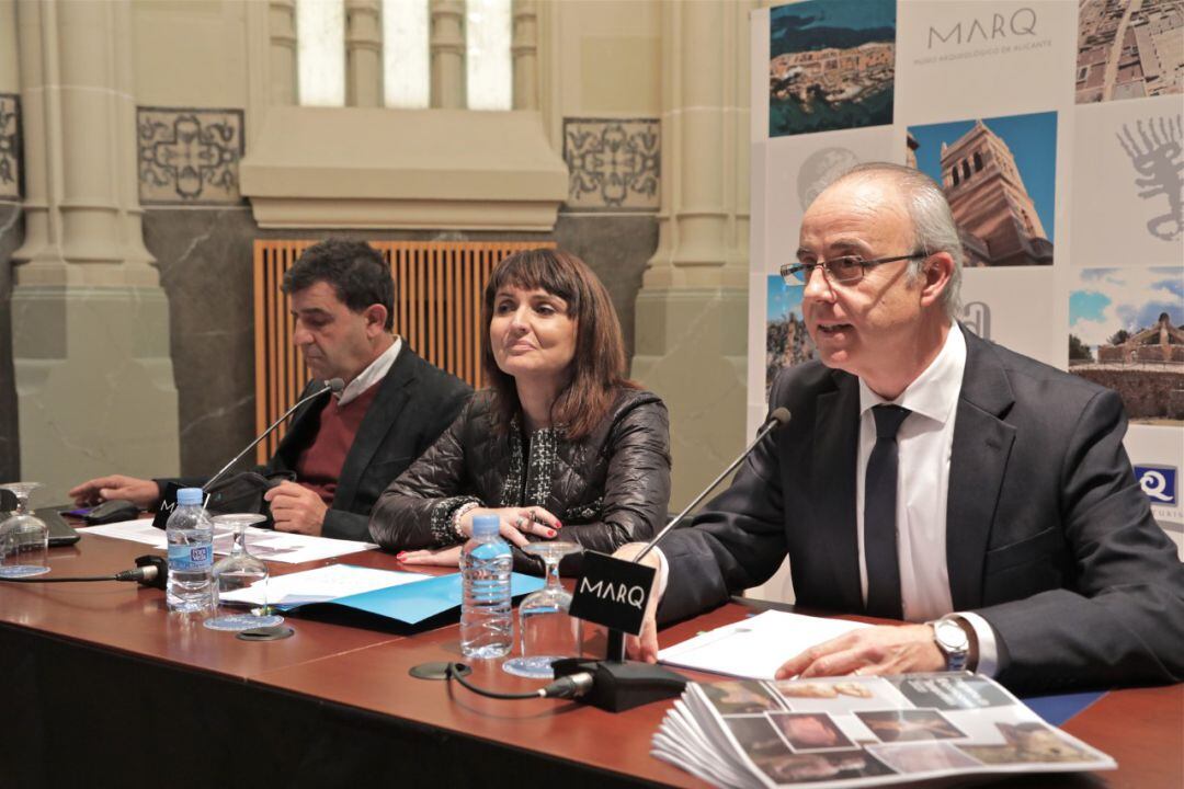 El director técnico del museo, Manuel Olcina (i), la diputada de Cultura, Julia Parra (c) y el director gerente de la Fundación MARQ, Alberto Cortés (d) en la presentación de la programación del museo para 2020.