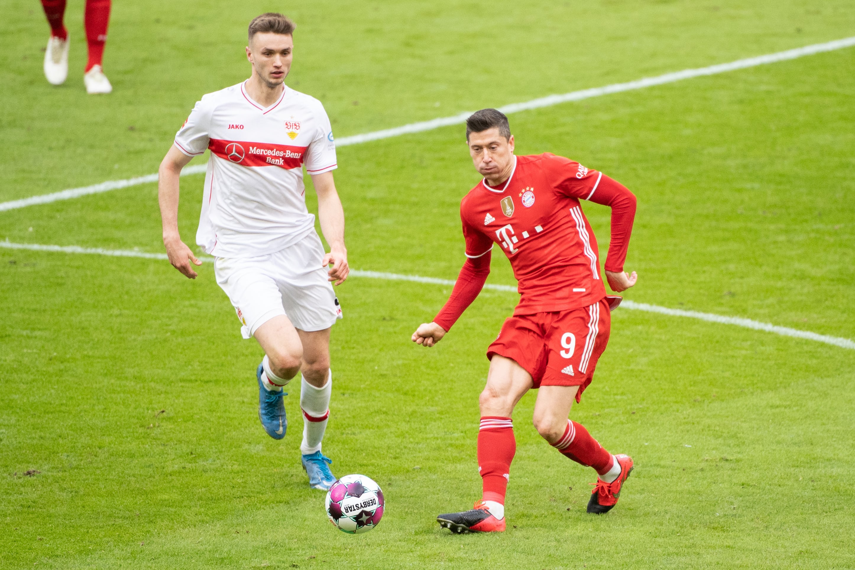 Robert Lewandowski y Sasa Kalajdzic