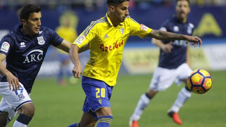 Nico Hidalgo controla un balón ante un rival en el partido frente al Alcorcón