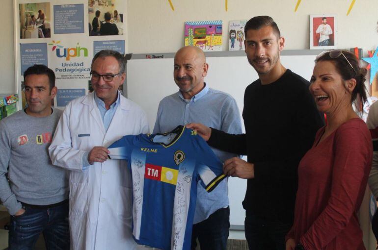 Barragán, Samuel y Peña posan en el hospital tras visitar la planta de pediatría