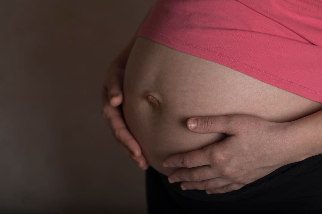 Una mujer embarazada.