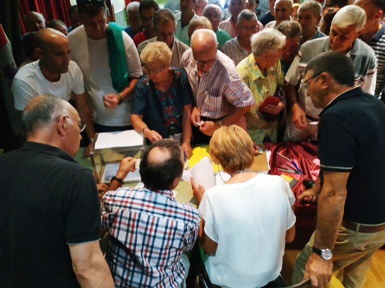 Momento de las votaciones de los regantes del Canal Alto