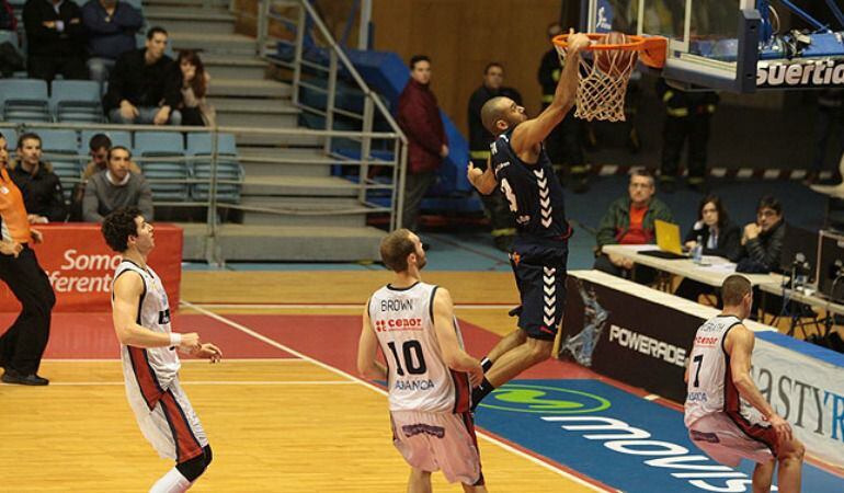 Adam Hanga entrando a canasta en Fontes do Sar ante Obradoiro.