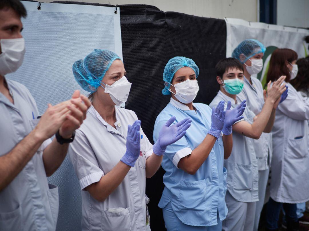 Los sanitarios han devuelto hoy los aplausos en reconocimiento al premio recibido