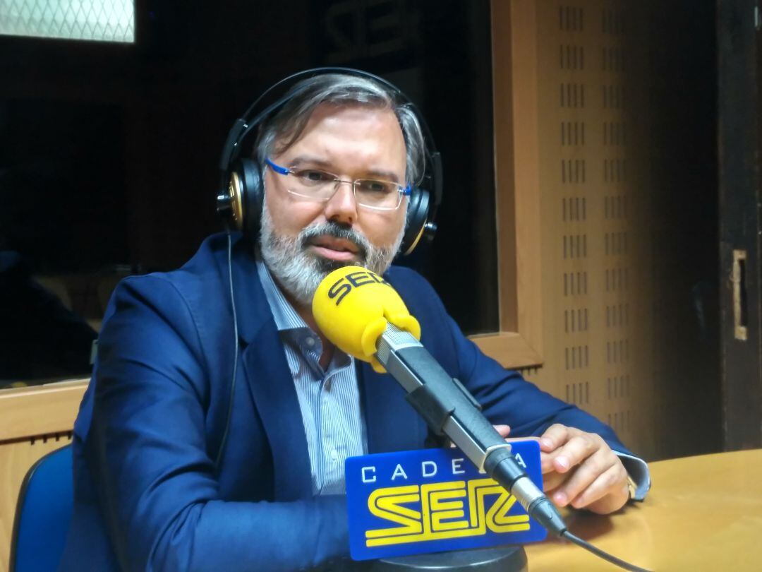 Fernando Pizarro en los estudios de la Cadena SER