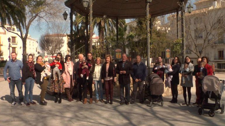 La Delegada de salud, Teresa Vega y el Alcalde de Quesada, Manuel Vallejo junto a las diez familias que han recibido el incentivo a la natalidad