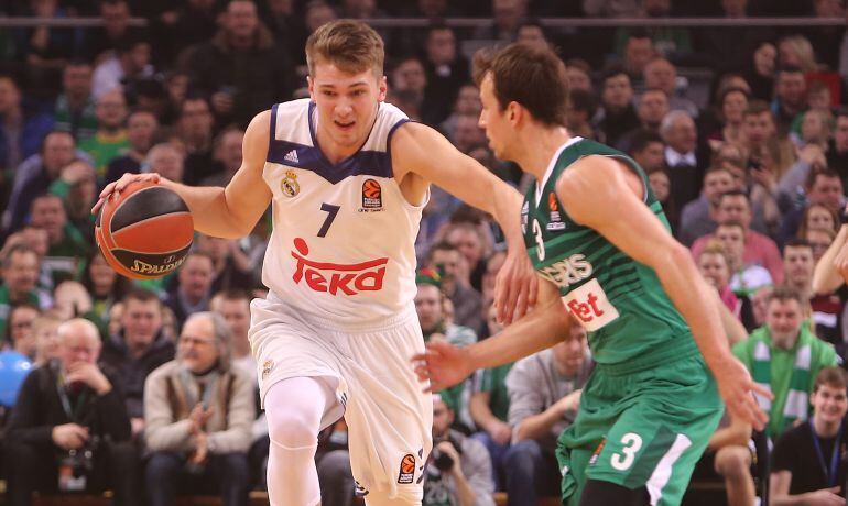 Luka Doncic conduce el balón en el partido de Euroliga ante el Zalgiris