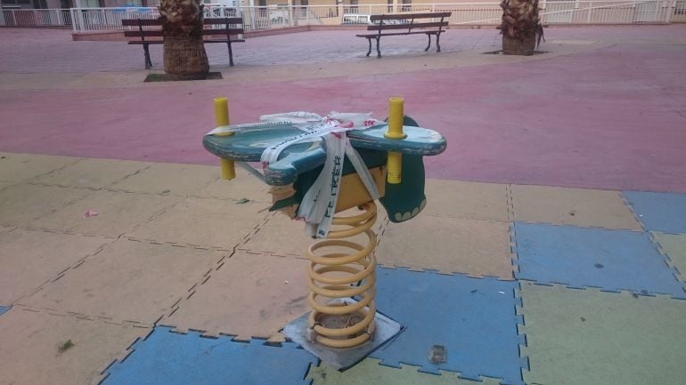 Juego infantil precintado en un parque de Petrer