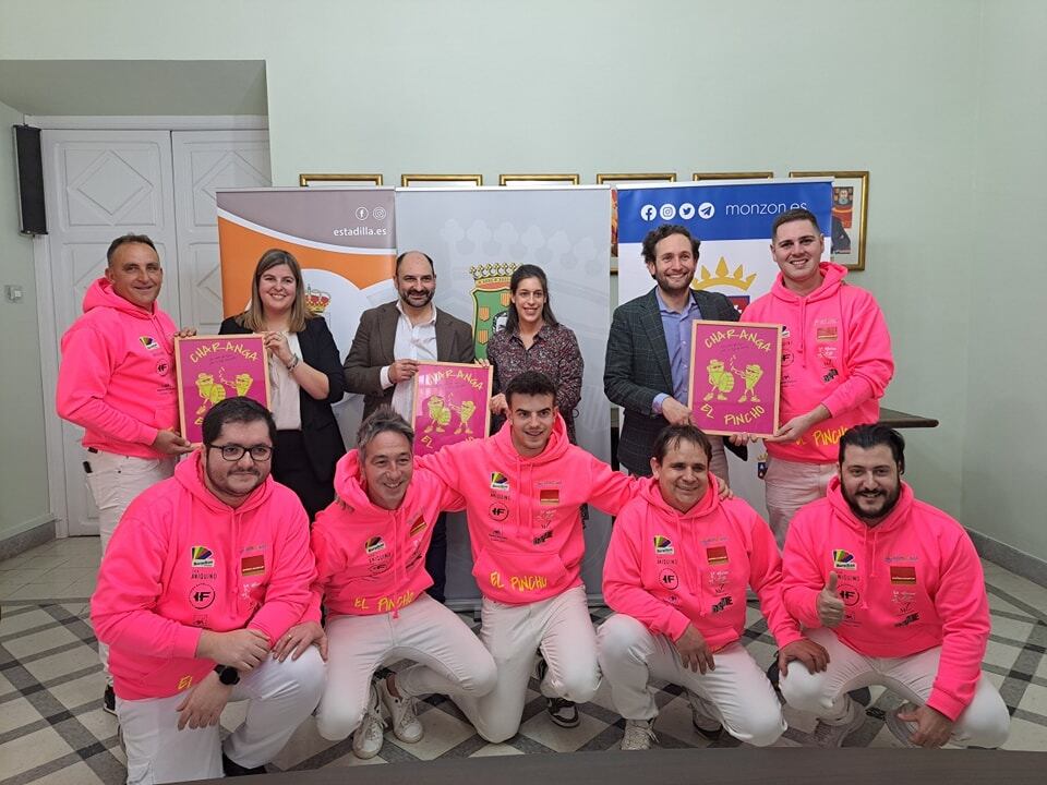 Los alcaldes de Barbastro, Monzón y Estadilla y la concejal de fiestas de Barbastro con El Pincho: Foto: Ayuntamiento de Barbastro