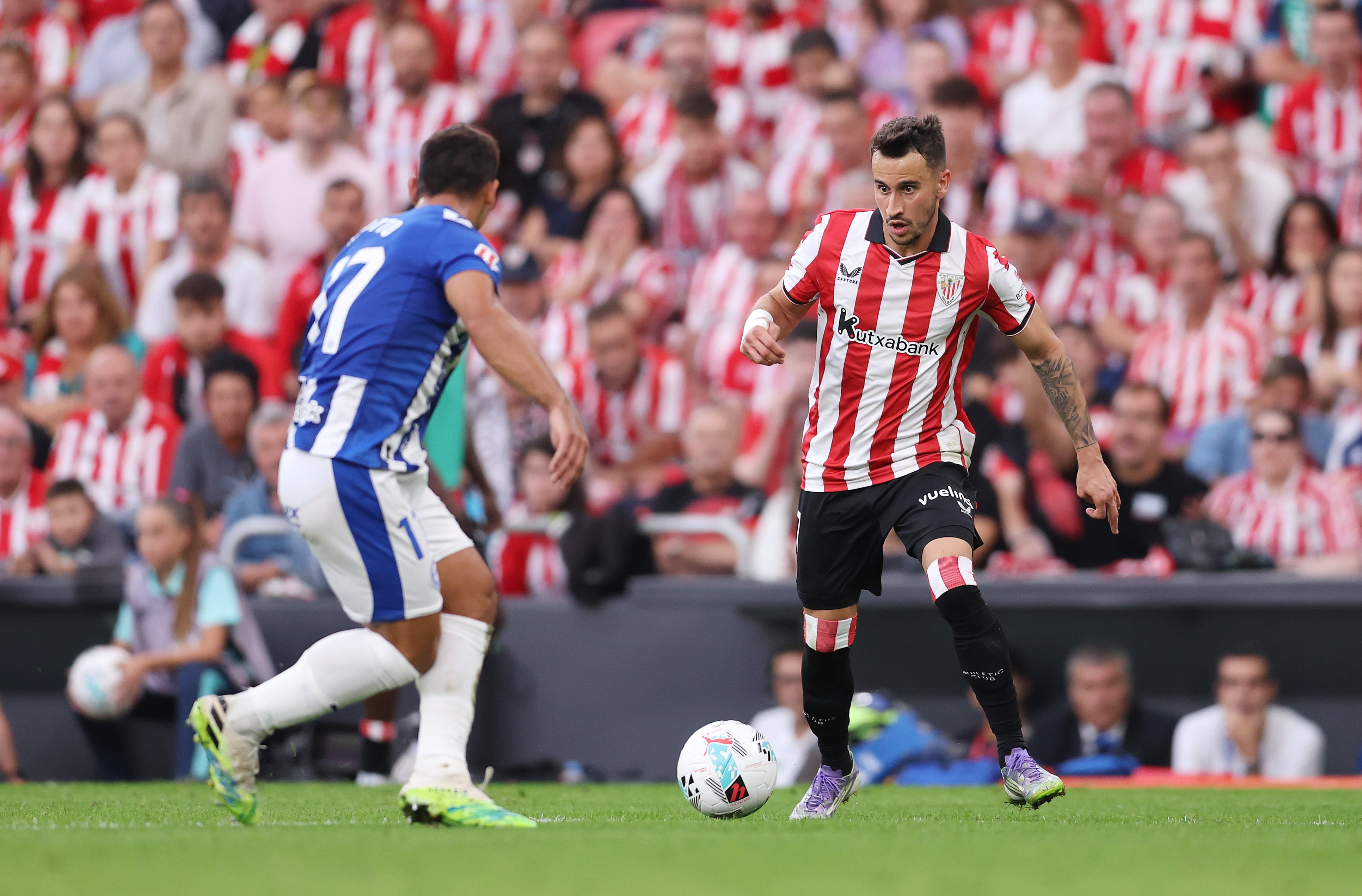 Berenguer defiende el balón ante Jonny durante el encuentro entre Athletic y Alavés disputado esta temporada 