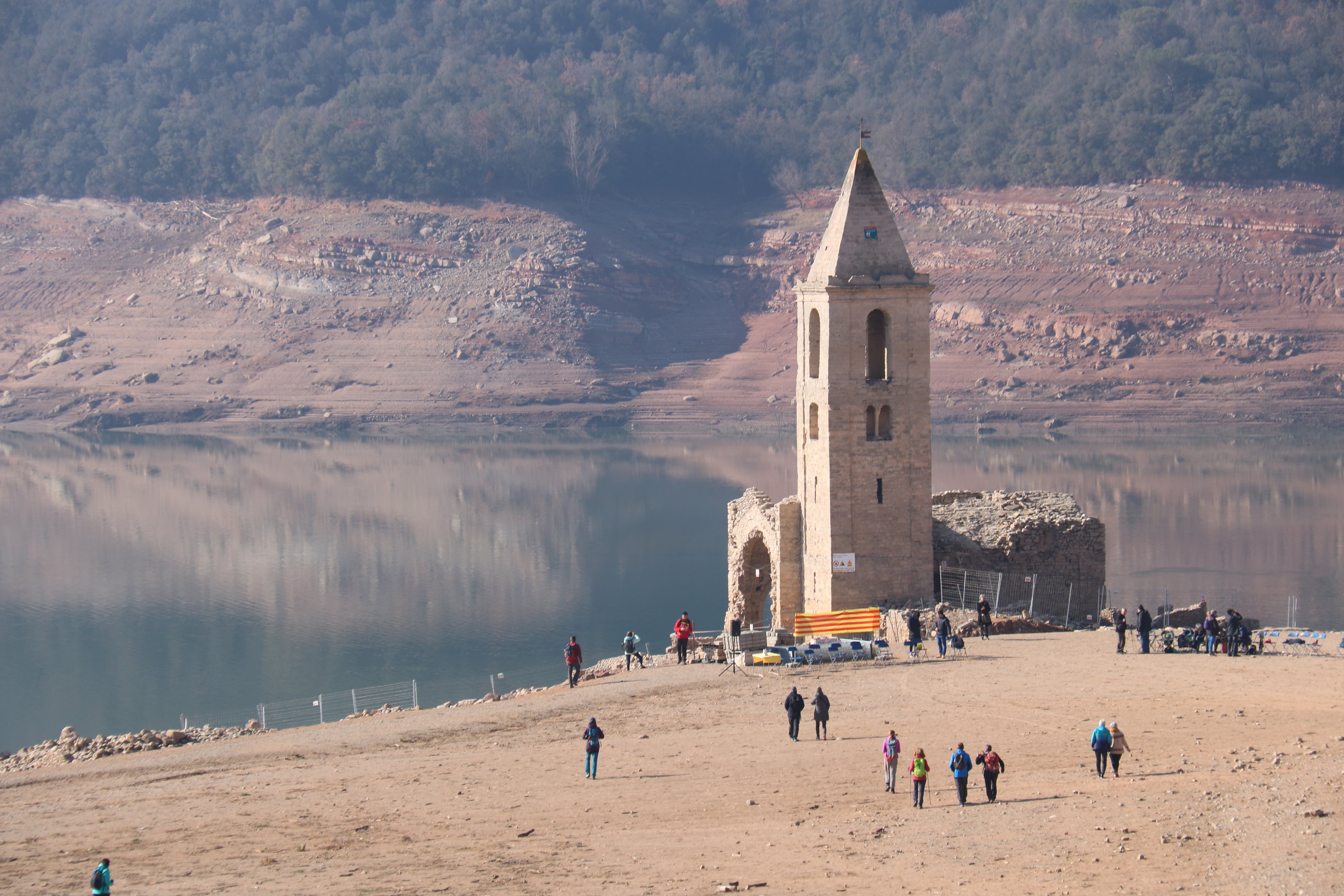 Panoràmica del Pantà de Sau amb el campanar de Sant Romà totalment al descobert