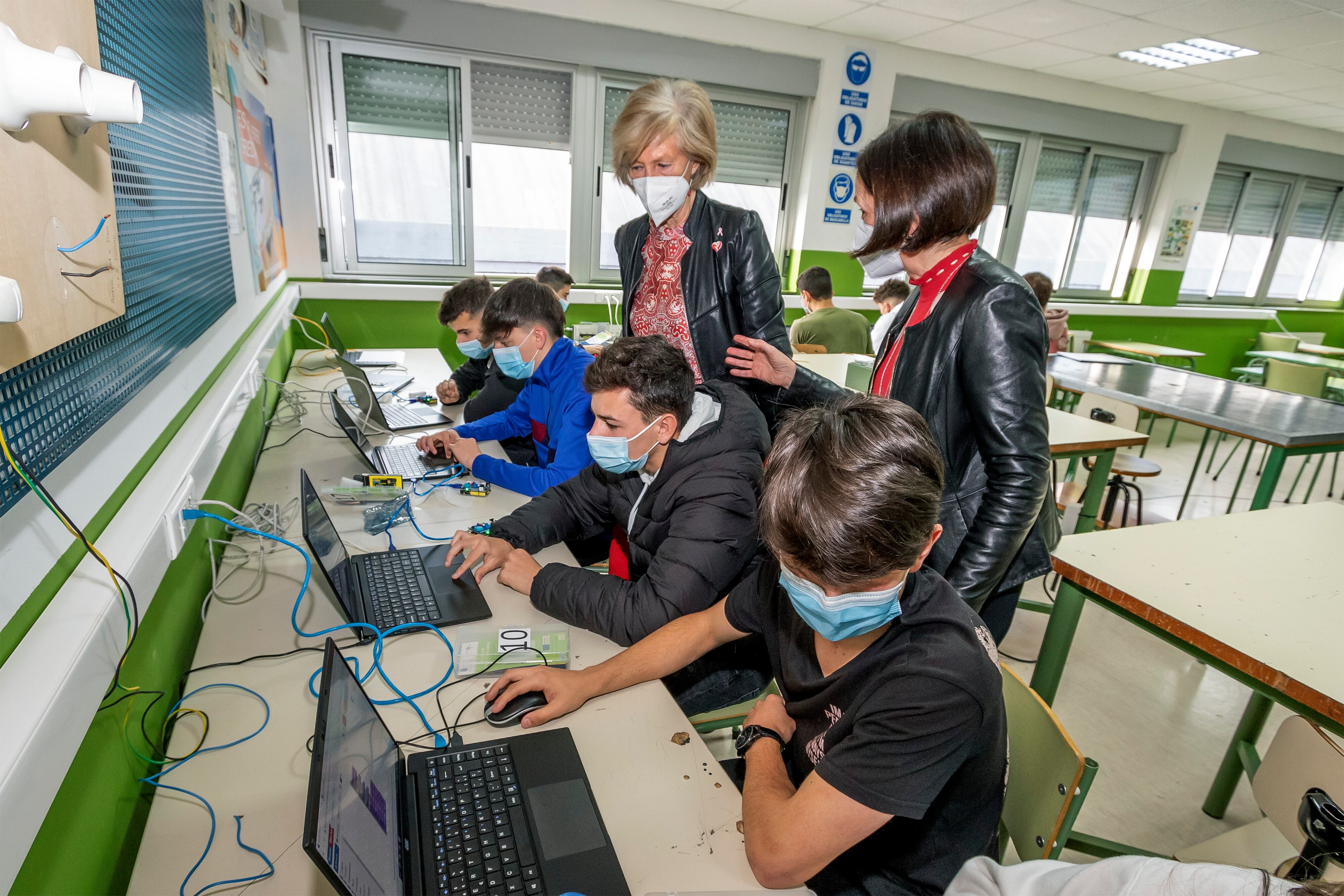 La consejera de Educación y Formación Profesional, Marina Lombó, visita este centro para supervisar la llegada de dispositivos tecnológicos financiados con fondos europeos.