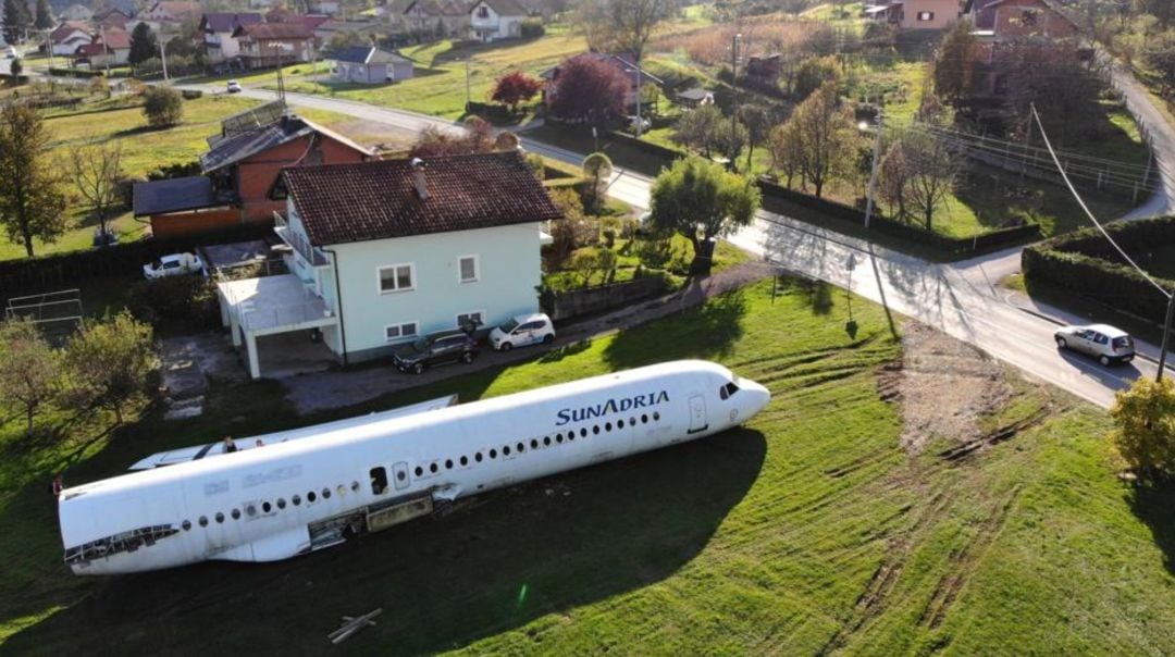 El avión fokker-100 en el jardín de un ingeniero croata. 