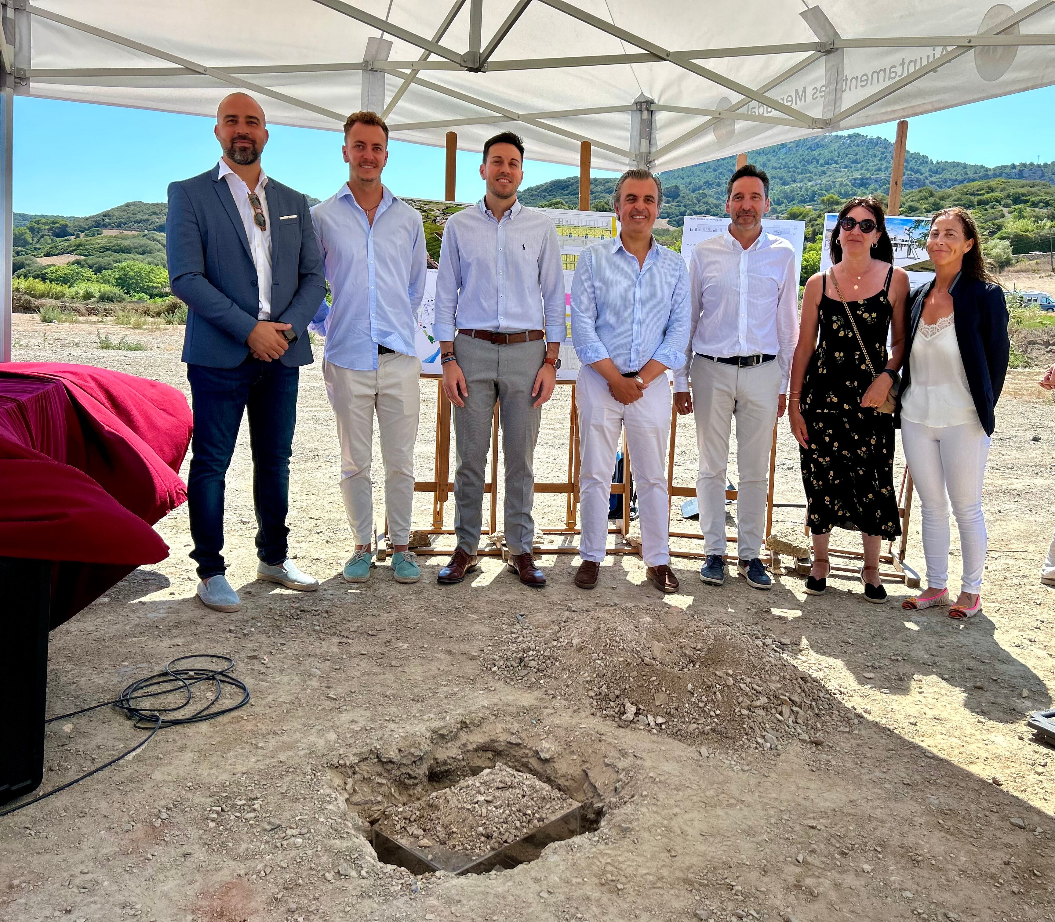 Les autoritats han posat la primera pedra de la nova escola a Es Mercadal aquest dijous.