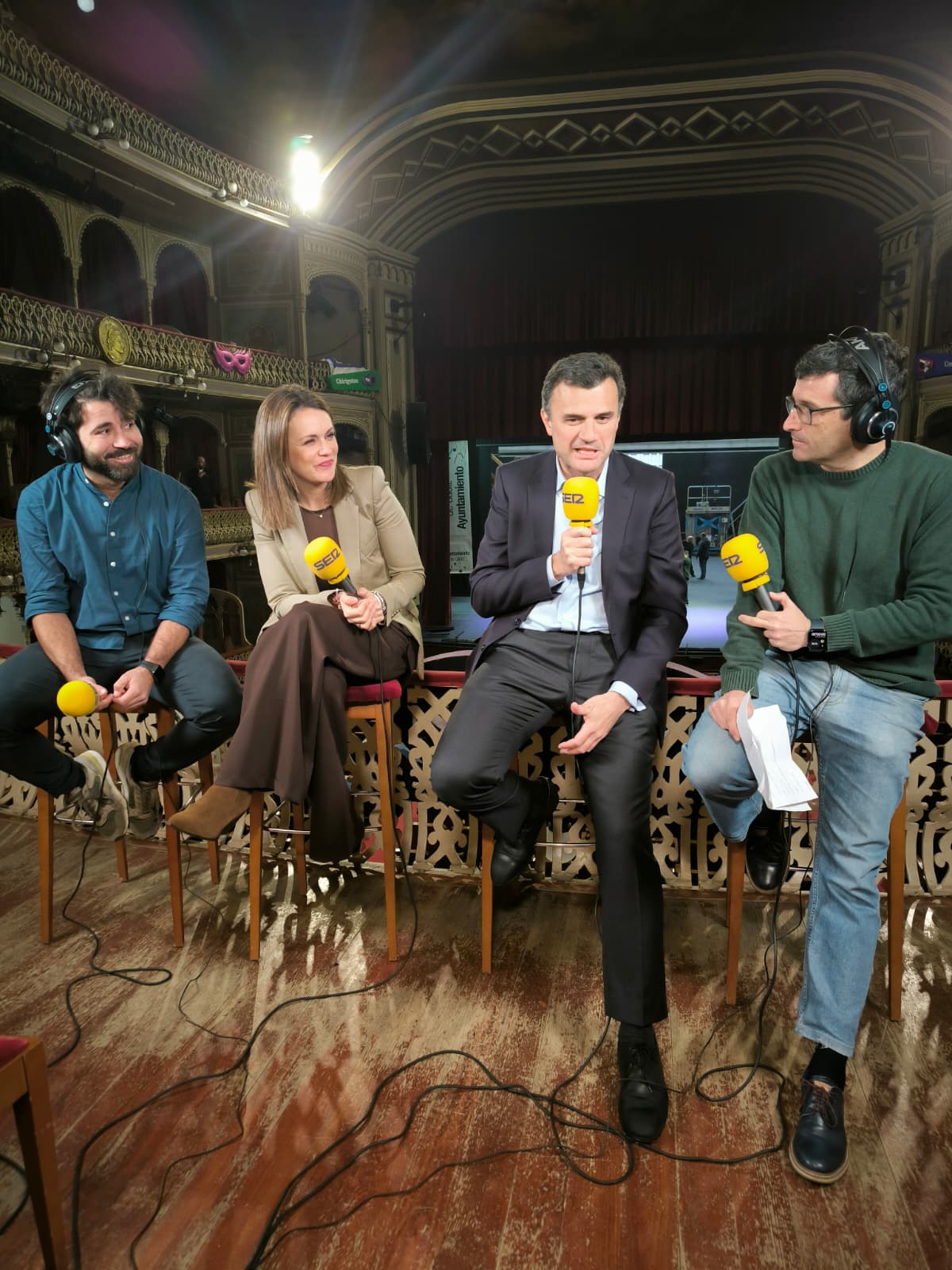 Bruno García, alcalde de Cádiz, junto a Bea Gandullo, Concejala de Fiestas, en el palco principal del Gran Teatro Falla junto en el especial COAC2026 de Radio Cádiz.