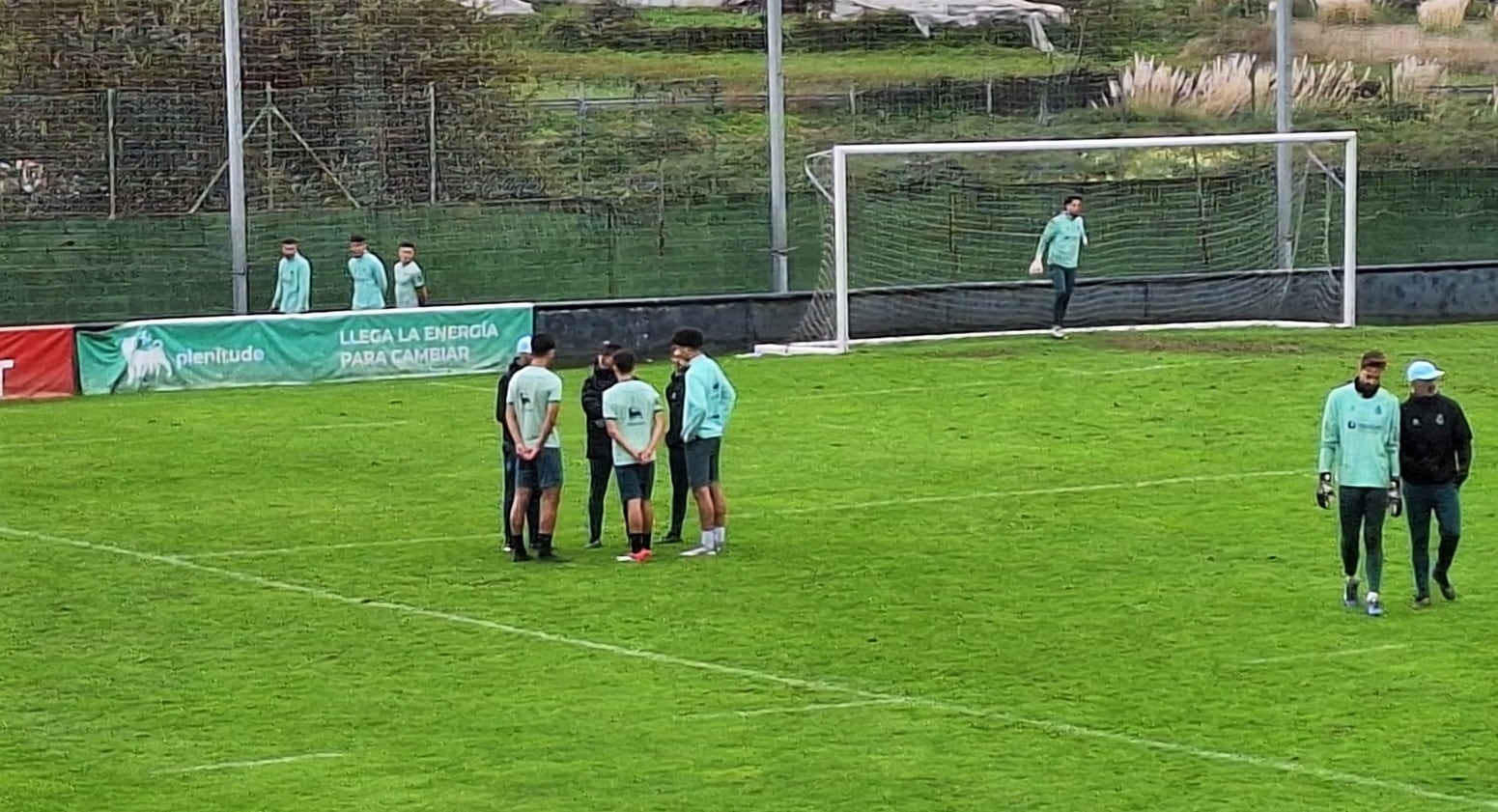 Sergio Martínez, Álex Laso y Orlando Saavaris, con José Alberto y Pablo Álvarez al acabar el entrenamiento.