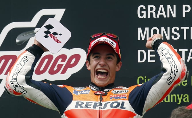 Marc Márquez levanta el trofeo en el podio de Montmeló.