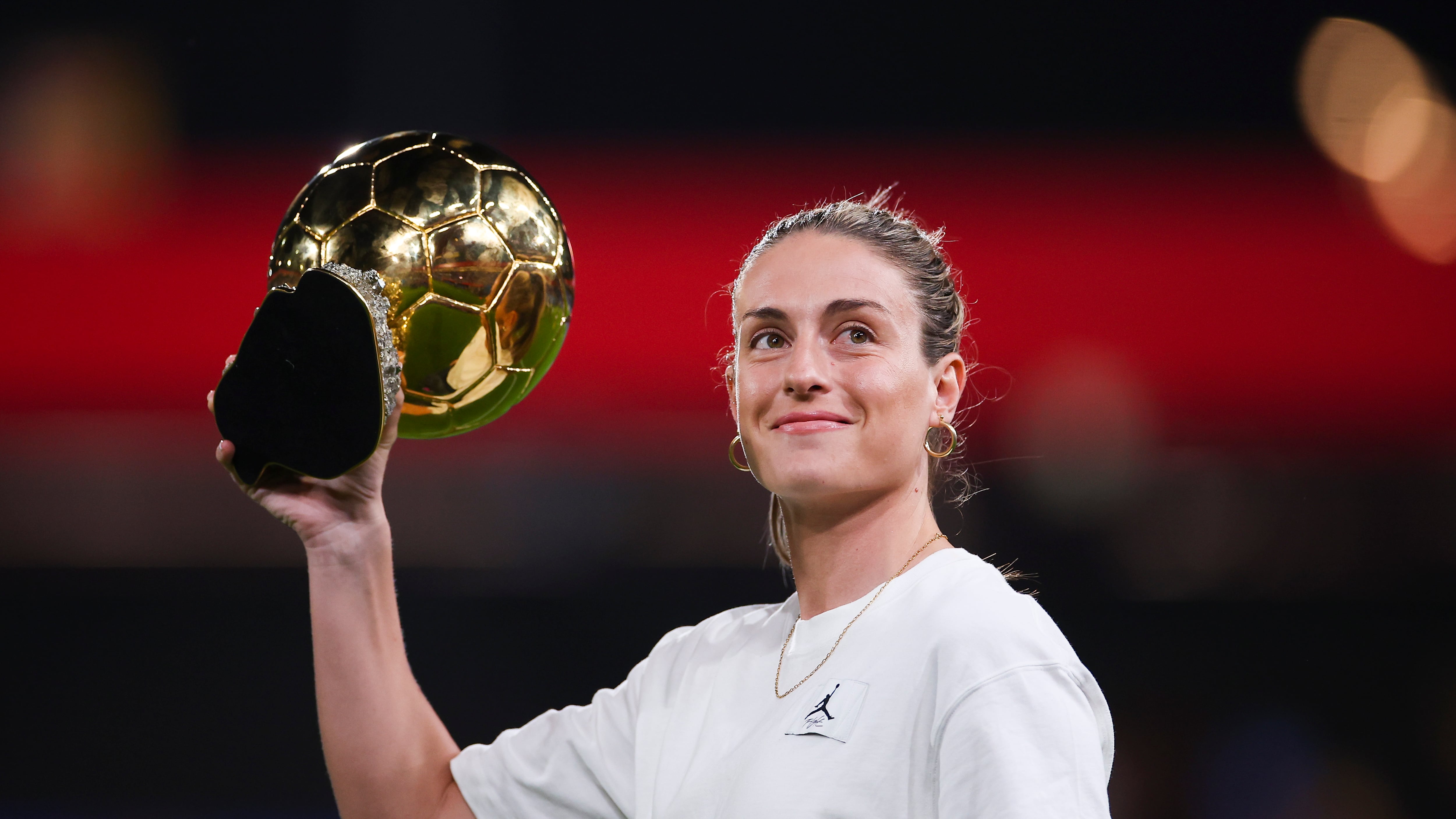 Alexia Putellas ofrece su segundo Balón de Oro a los aficionados