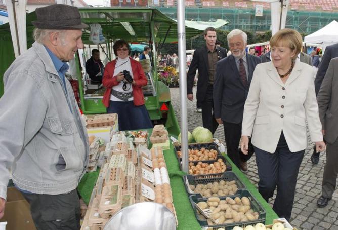 La canciller Angela Merkel, en un acto de campaña electoral, en Greifswald (Alemania), el pasado 20 de agosto. Las elecciones generales se celebrarán el próximo 22 de septiembre.