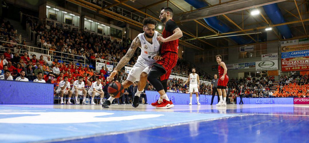 El fuenlabreño Marko Popovic (d) defiende al madridista Jeffery Taylor durante el partido de la primera vuelta en el Pabellón Fernando Martín.