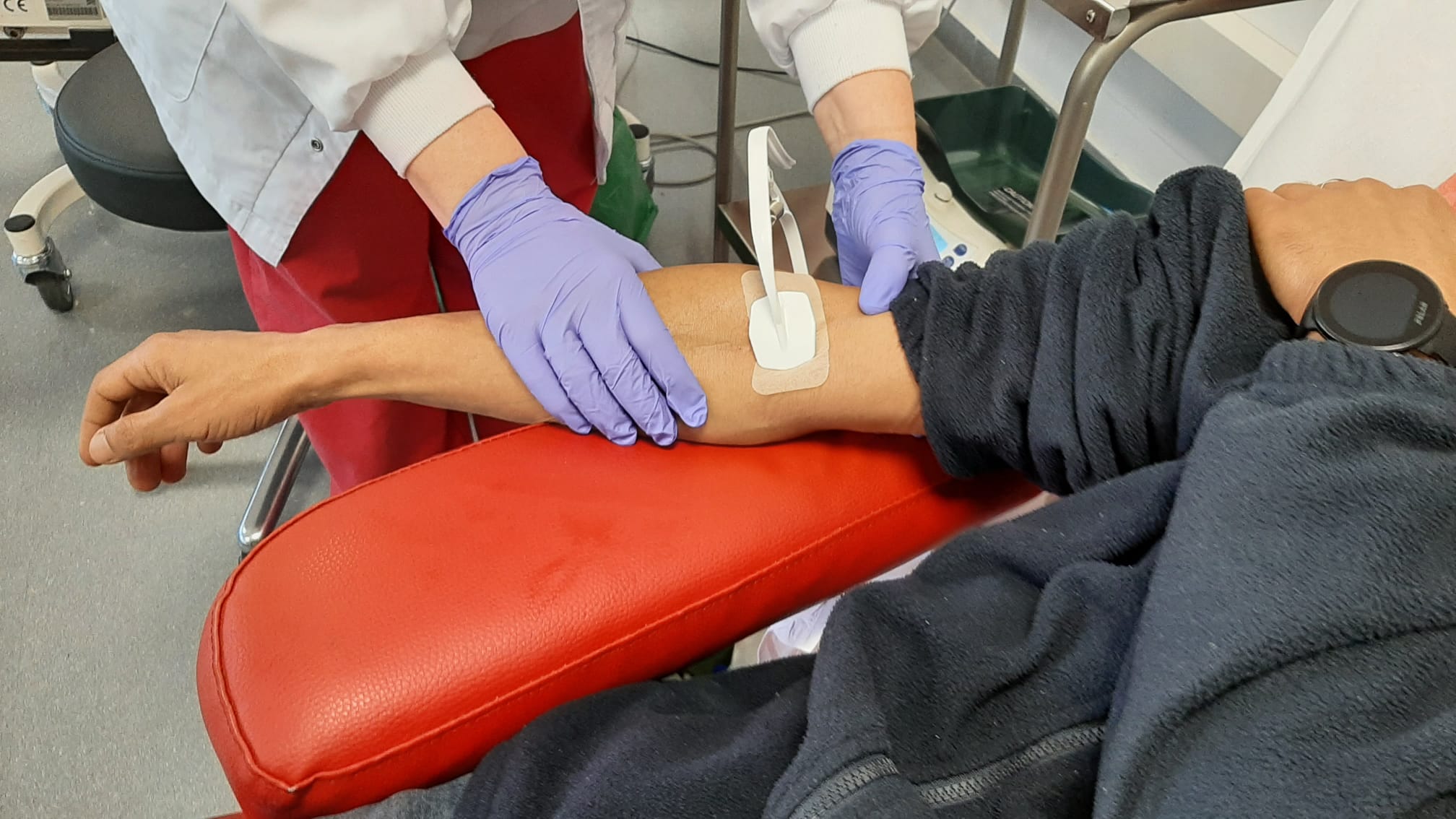 Una persona dona sangre. Imagen de archivo