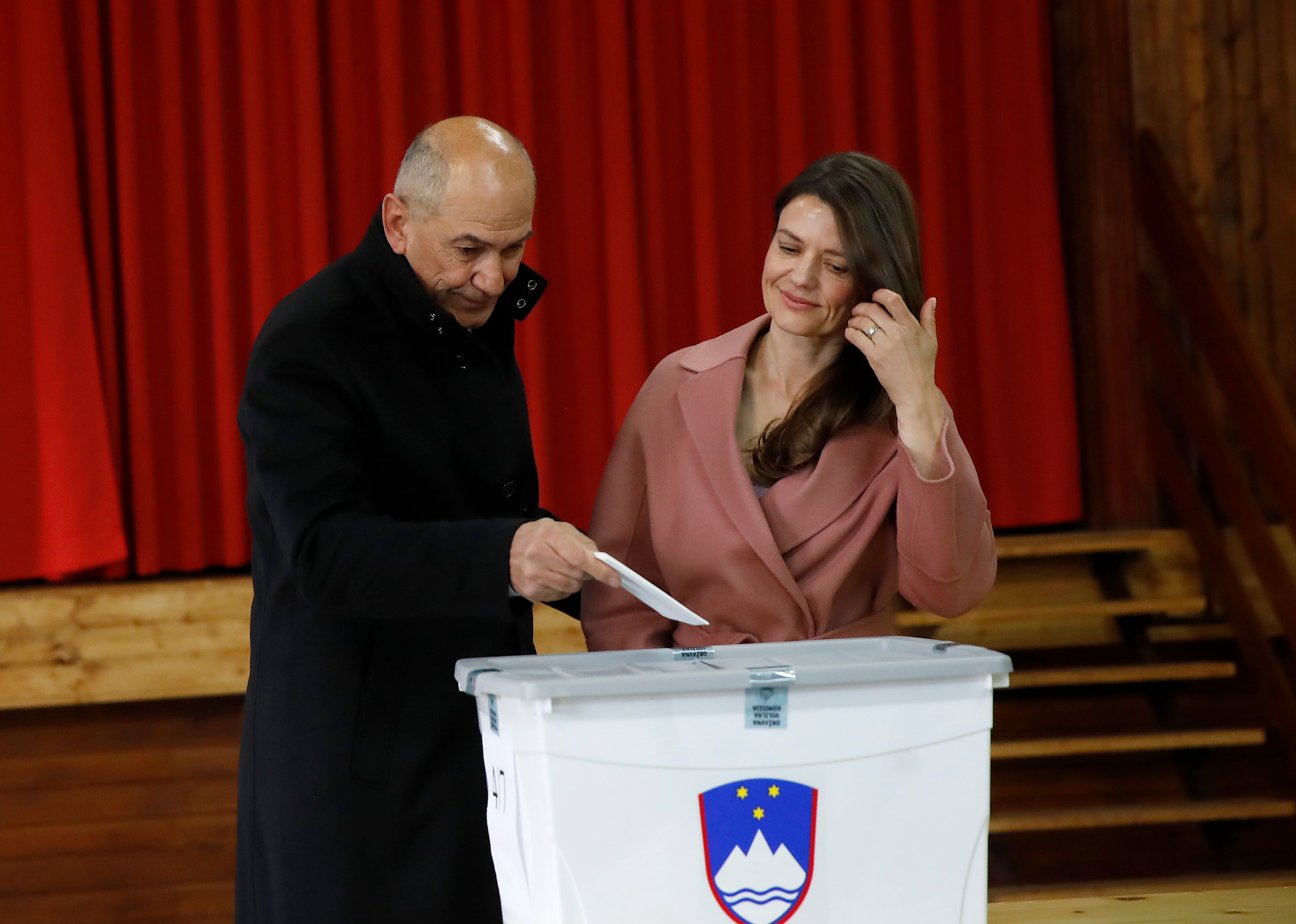 El líder de partido de extrema derecha SDS, Janez Jansa, vota junto a su esposa en las elecciones del pasado día 22